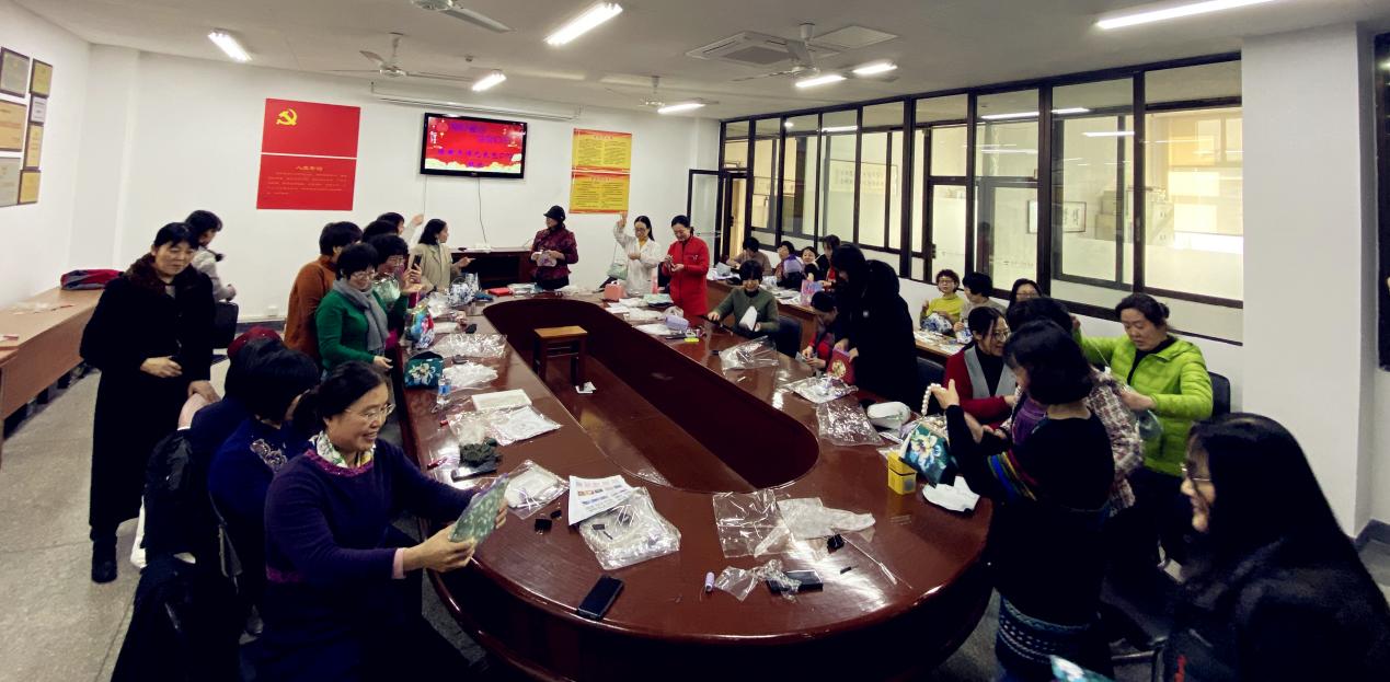 圖書館舉辦“巧手慧心 包您幸福”迎新年制作布藝包聯歡會-圖_副本